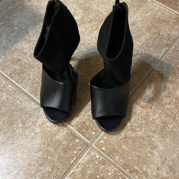 Apt 9 heels in great condition - Picture 2 of 4